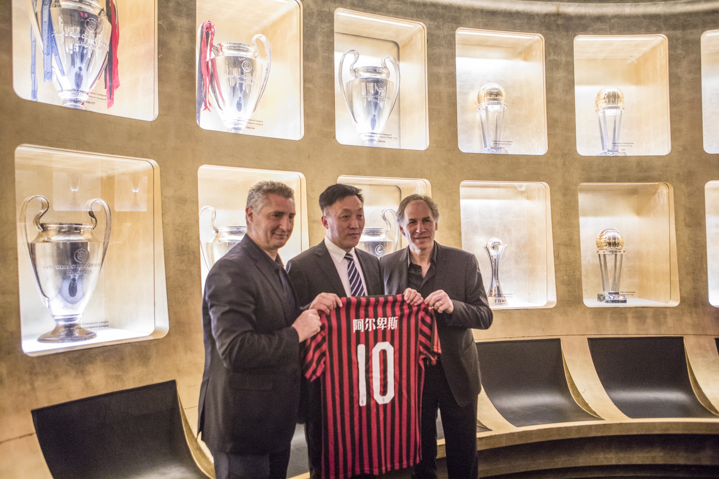 父亲：圣地亚哥从未讨论过离开的可能性，他在米兰很开心（父亲称圣地亚哥从未考虑离队，他在米兰过得很开心）