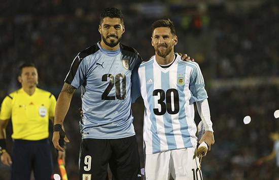 一日英超动向：曼联利物浦难兄难弟，阿森纳领跑态势不可阻挡（英超今日看点：曼联利物浦同陷困境，阿森纳领跑势头难挡）