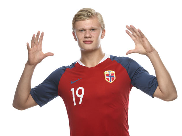 成都蓉城祝贺铜梁龙冲超：期待我们明年中超赛场见（成都蓉城恭贺铜梁龙冲超成功：相约明年中超见）