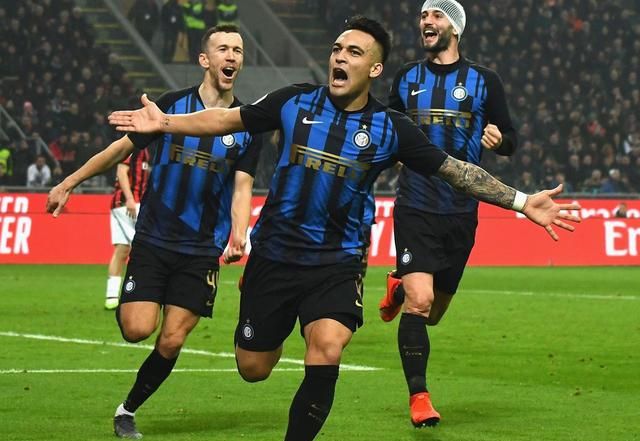 国足备战强度升级，全队深夜加练