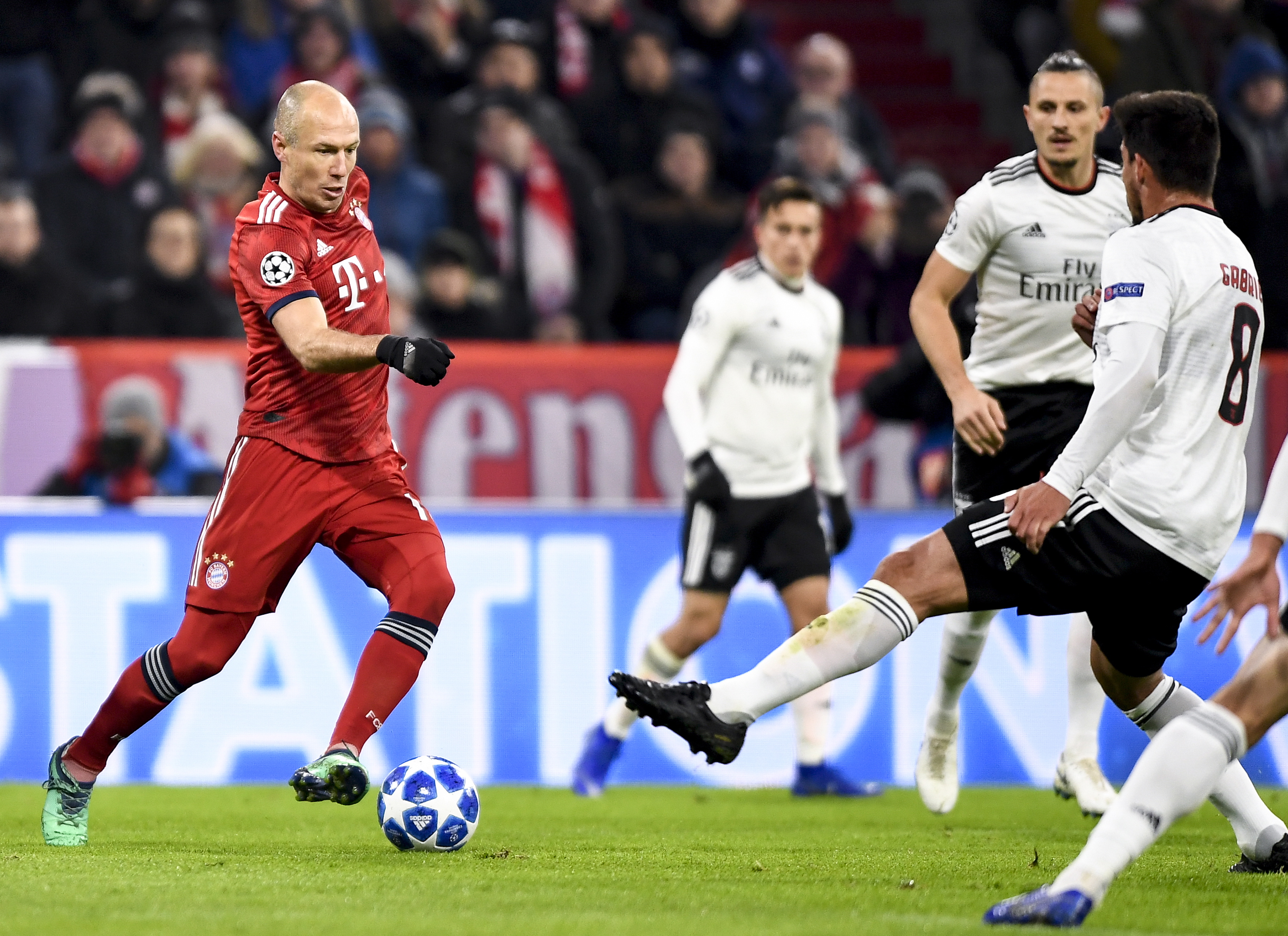 曼联客场险胜切尔西红魔重回榜首（曼联客场险胜切尔西，红魔重登积分榜首）