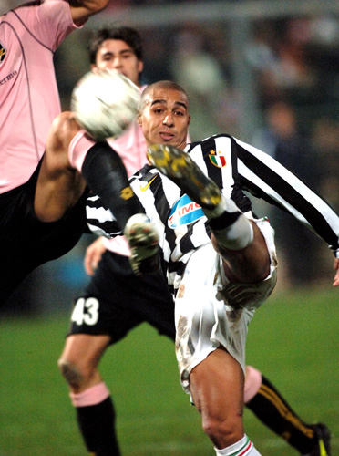 世体：阿隆索回归获利物浦球迷热烈欢迎，阿诺德却遭嘘声相待（世体：阿隆索回归获红军球迷热捧，阿诺德反遭嘘声）