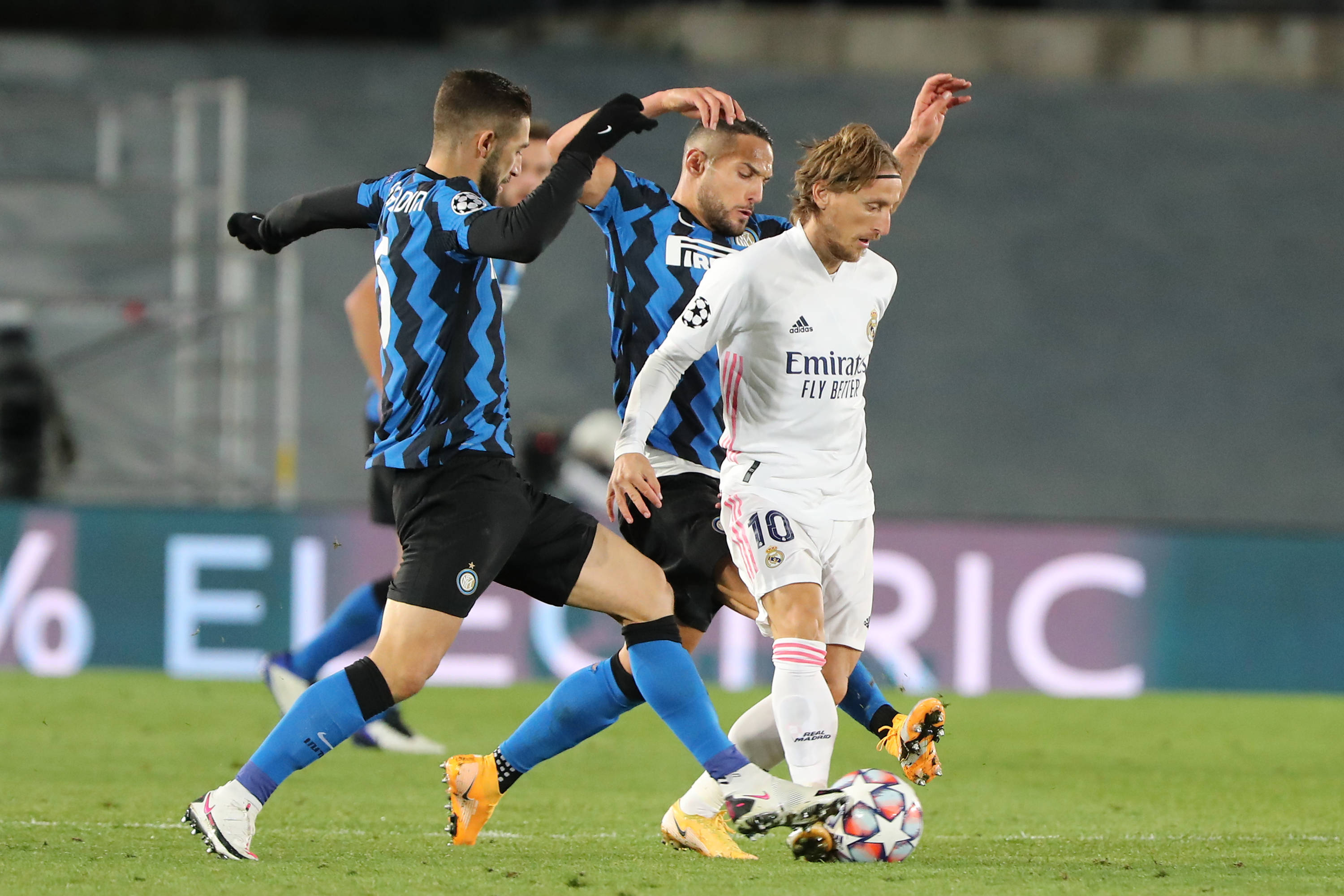 齐达内、贝克汉姆、大罗对线罗纳尔迪尼奥，梅西当时有多大？（当齐达内、贝克汉姆和大罗与罗纳尔迪尼奥争锋时，梅西几岁？）