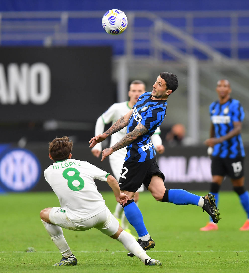 纽卡球迷在基地附近拉横幅：伊萨克是只纯粹的老鼠